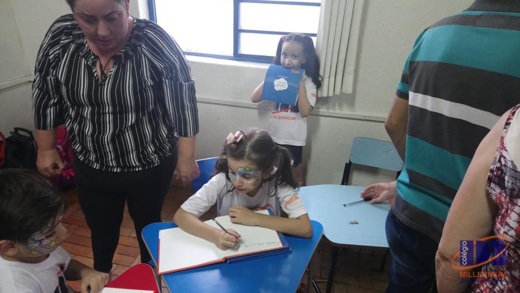 2-noite-magica-de-autografos-no-colegio-millennium-149