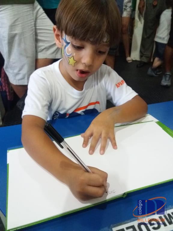 2-noite-magica-de-autografos-no-colegio-millennium-27