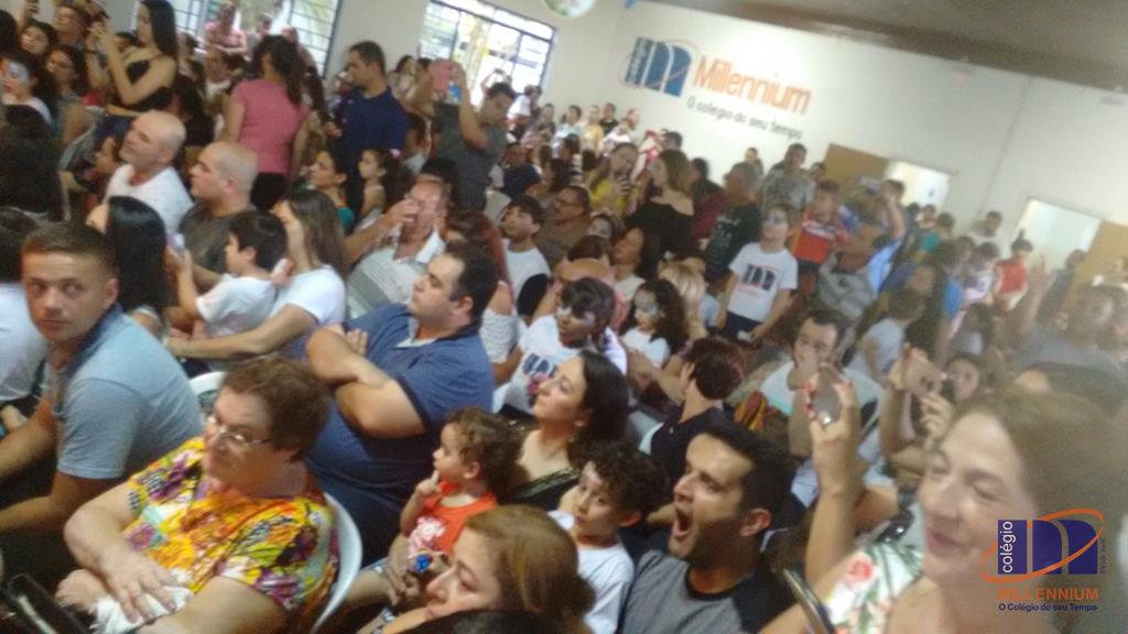 2-noite-magica-de-autografos-no-colegio-millennium-344