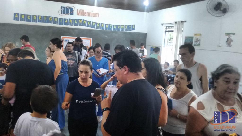 2-noite-magica-de-autografos-no-colegio-millennium-375