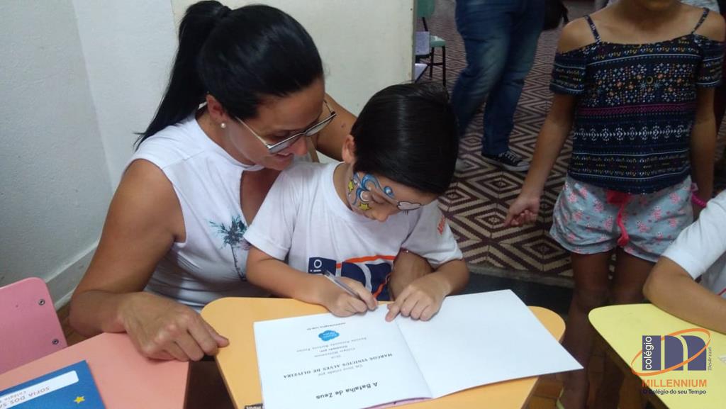 2-noite-magica-de-autografos-no-colegio-millennium-394