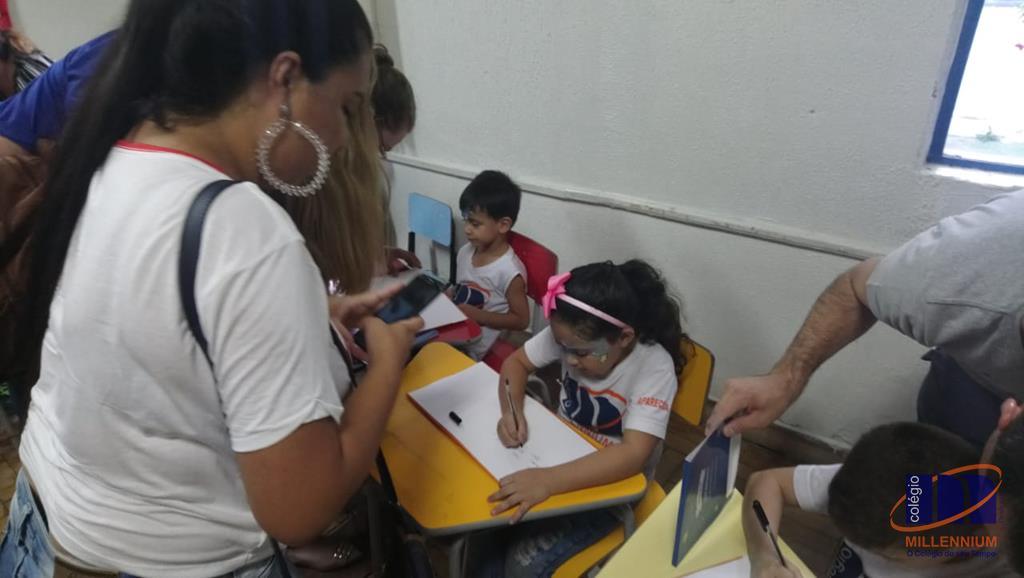 2-noite-magica-de-autografos-no-colegio-millennium-57